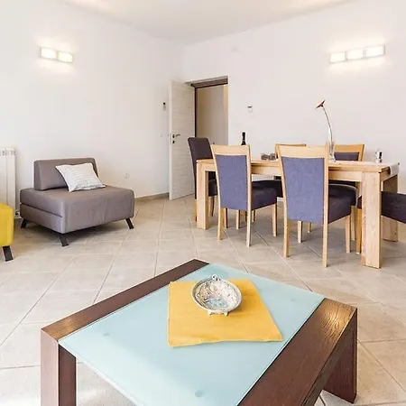 Olive Garden I Apartment