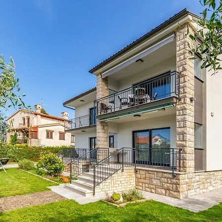 Olive Garden I Apartment